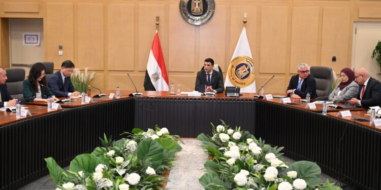 وزير الصناعة يبحث مع «باوو» الصينية فرص التعاون في صناعة الحديد والصلب