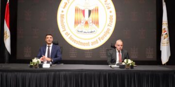 وزيرا الصناعة والاستثمار يبحثان مع بنوك الاستثمار تأسيس صناديق تمويل مبتكرة لدعم المصانع