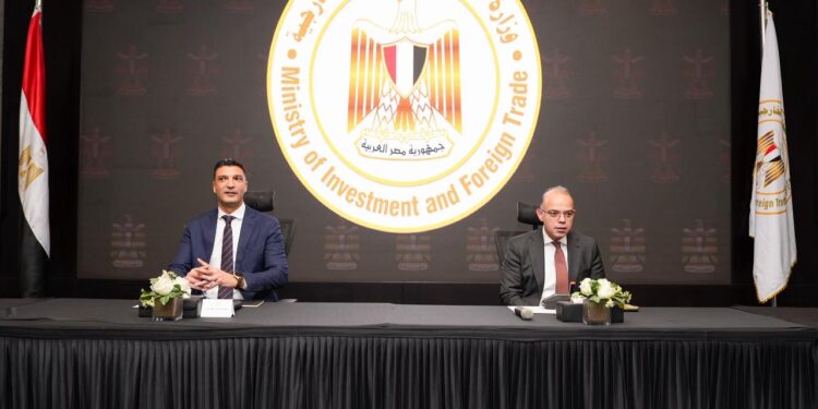 وزيرا الصناعة والاستثمار يبحثان مع بنوك الاستثمار تأسيس صناديق تمويل مبتكرة لدعم المصانع