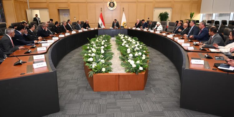 تفاصيل أول اجتماع لوزير الصناعة مع اتحاد الصناعات والغرف الصناعية لبحث تحديات القطاع وسبل حلها