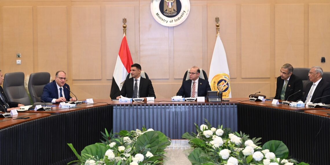 الحكومة تضع خارطة طريق لتوطين صناعة الدواء وزيادة الصادرات خلال لقاء موسع مع شركات القطاع