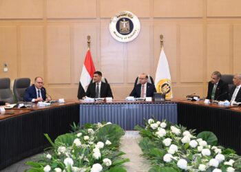 الحكومة تضع خارطة طريق لتوطين صناعة الدواء وزيادة الصادرات خلال لقاء موسع مع شركات القطاع