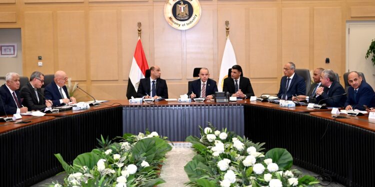 3 وزراء و6 جهات حكومية يبحثون مع المجلس التصديري للملابس الجاهزة خطة مضاعفة الصادرات