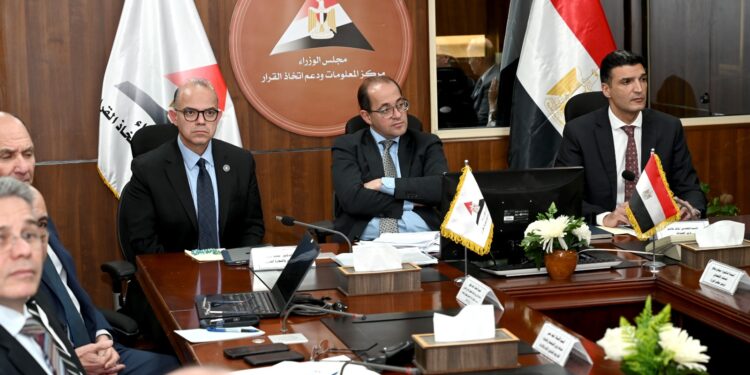 وزراء الصناعة والاستثمار والمالية يراجعون احتياجات المصنعين لتطوير برنامج صناعة السيارات