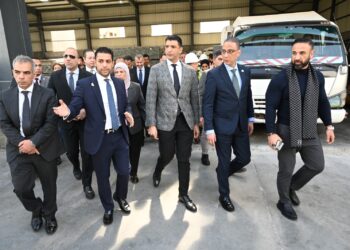 بالصور ..  وزير الصناعة يتفقد مصنع “دلمار” ويتابع إنشاء مصنع زجاج سيارات جديد بأكتوبر