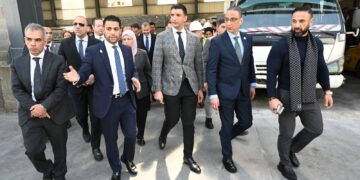 بالصور ..  وزير الصناعة يتفقد مصنع “دلمار” ويتابع إنشاء مصنع زجاج سيارات جديد بأكتوبر