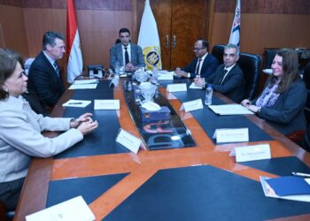 «الصناعة» تخطط لاعتماد الطاقة المتجددة بالمناطق الصناعية لتقليل التكلفة على المصانع