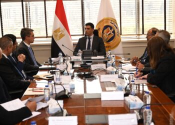 وزير الصناعة يبحث مع البنك الدولي ومؤسسة التمويل الدولية دعم المشروعات الصناعية بمصر