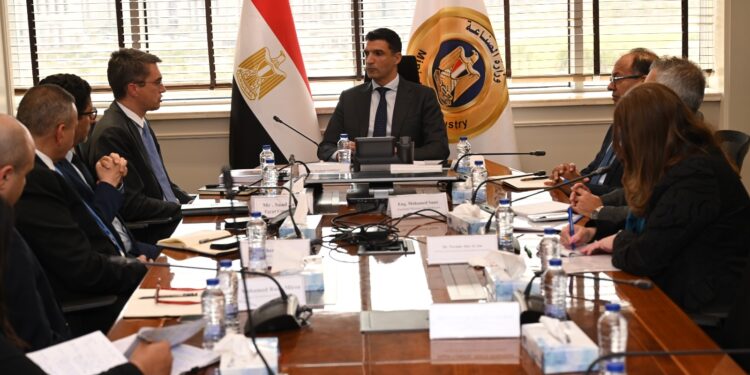 وزير الصناعة يبحث مع البنك الدولي ومؤسسة التمويل الدولية دعم المشروعات الصناعية بمصر
