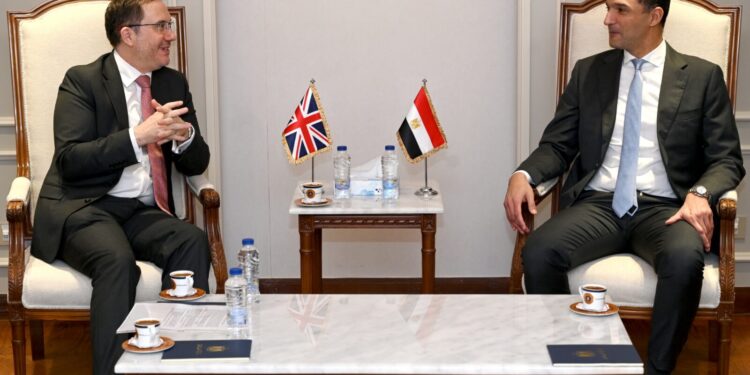 وزير الصناعة يبحث مع سفير المملكة المتحدة بالقاهرة سبل تعزيز التعاون الصناعي المشترك وزيادة الاستثمارات البريطانية في السوق المصري