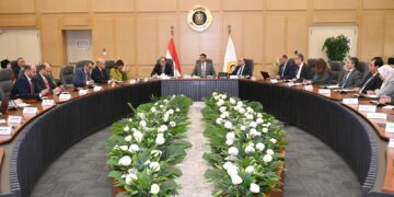 وزير الصناعة يبحث مع وزيري المالية والاستثمار تطوير محاور البرنامج الوطني لتنمية صناعة السيارات