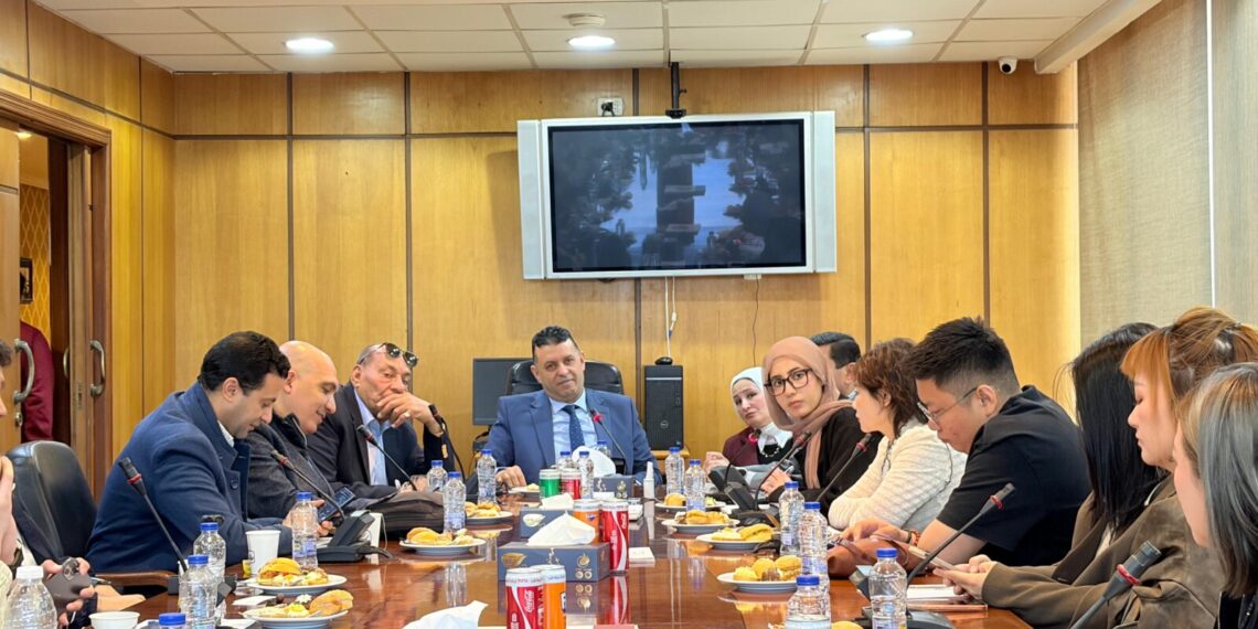 «الصناعات النسيجية» تبحث مع وفد صيني فرص الاستثمار وتوطين الصناعات بقطاع الغزل والنسيج