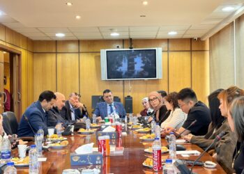 «الصناعات النسيجية» تبحث مع وفد صيني فرص الاستثمار وتوطين الصناعات بقطاع الغزل والنسيج