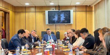 «الصناعات النسيجية» تبحث مع وفد صيني فرص الاستثمار وتوطين الصناعات بقطاع الغزل والنسيج