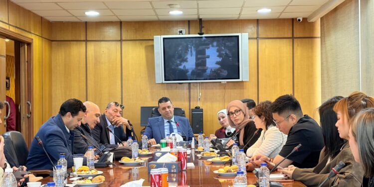 «الصناعات النسيجية» تبحث مع وفد صيني فرص الاستثمار وتوطين الصناعات بقطاع الغزل والنسيج