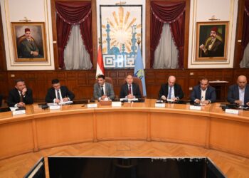 وزير الصناعة ومحافظ القاهرة يعقدان حواراً مفتوحاً مع مستثمري شق الثعبان ويسلمان 44 عقد تقنين