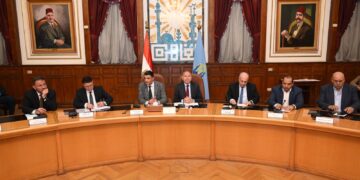 وزير الصناعة ومحافظ القاهرة يعقدان حواراً مفتوحاً مع مستثمري شق الثعبان ويسلمان 44 عقد تقنين