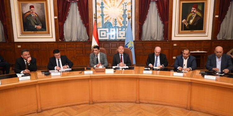 وزير الصناعة ومحافظ القاهرة يعقدان حواراً مفتوحاً مع مستثمري شق الثعبان ويسلمان 44 عقد تقنين