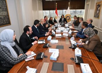 وزير الصناعة يستعرض مع جنرال موتورز تطورات إنتاج طراز «أوبترا» محليًا