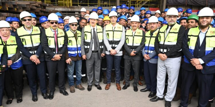 بالصور .. وزير الصناعة يعلن من السويس حزمة إجراءات لدعم الحديد والصناعات الثقيلة