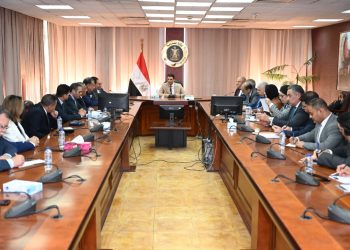 وزير الصناعة يبحث مع اتحاد الصناعات  وممثلي غرفة البترول سبل تعظيم الاستفادة من الخامات التعدينية وتعميق الصناعة المحلية