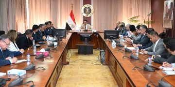 وزير الصناعة يبحث مع اتحاد الصناعات  وممثلي غرفة البترول سبل تعظيم الاستفادة من الخامات التعدينية وتعميق الصناعة المحلية