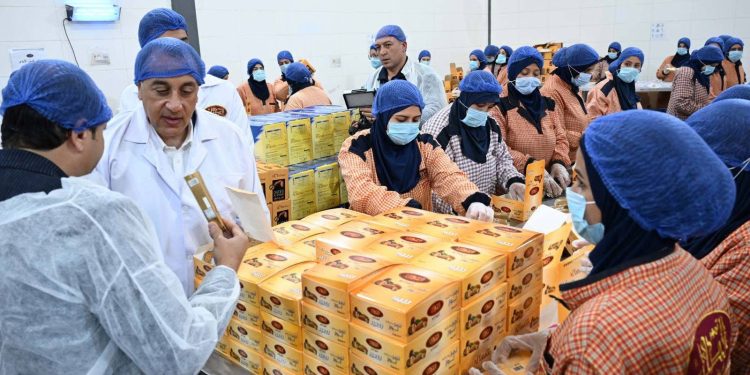 1160 طن إنتاج سنوي.. مدبولي يزور مصنع «الطحان» لتعبئة التمور