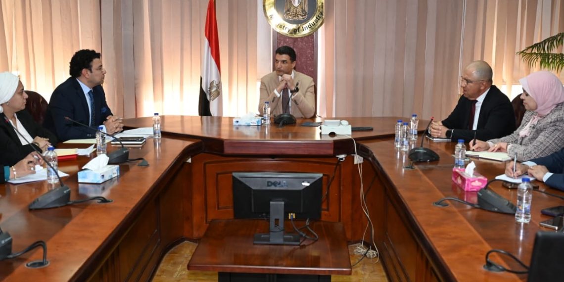 وزير الصناعة يبحث مع اتحاد الصناعات وغرفة الحرف اليدوية سبل النهوض بالصناعات الحرفية والتراثية